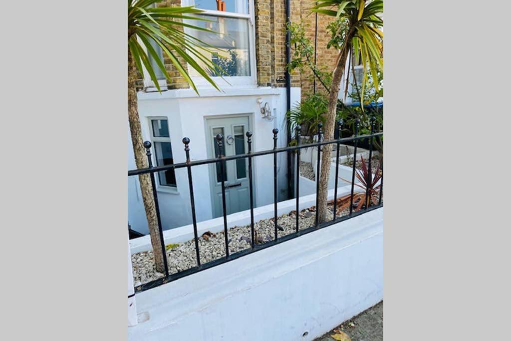 Appartement Stunning, Stylish Garden Flat In The Heart Of Wimbledon à Londres Extérieur photo